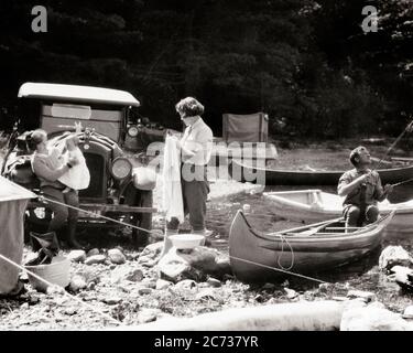 1920ER JAHRE DREI GENERATION FAMILIE REISEN VON AUTOFISCHEN UND RAUE ZELT CAMPING AUF FELSIGEN BACH BANK ZUSAMMEN MIT KANUS - C487 HAR001 HARS SCHÖNHEIT GROSSMUTTER ALTE ZEIT BESCHÄFTIGT NOSTALGIE ALTE MODE AUTO 1 JUVENILE STIL POLE FAHRZEUG JUNGE ERWACHSENE TEAMARBEIT KLEINKIND URLAUB KANU GROSSELTERN FREUDE LIFESTYLE FRAUEN VERHEIRATET GROSSELTERN LAND EHEPARTNER EHEMÄNNER GESUNDHEIT HEIM LEBEN KOPIEREN RAUM VOLLER LÄNGE DAMEN PERSONEN SZENISCHEN STROM AUTOMOBIL MÄNNER HAKEN GROBE VERTRAUEN TRANSPORT MITTLEREN ALTERS B & W PARTNER FANG FREIHEIT ZEIT AUS FELSIGEN GLÜCK MITTLEREN ALTERS FRAU KANUS ABENTEUER STÄRKE REISE UND Stockfoto