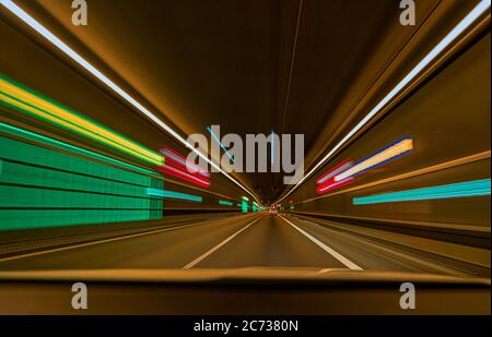 Unterirdischer Autotunnel mit leichten Wegen und Linien. Stockfoto