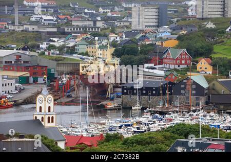 Blick auf den Hafen von Torshavn mit dem Uhrenturm der Kathedrale von Torshavn im Vordergrund.Torshavn.Streyomy.Färöer Inseln Stockfoto