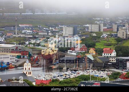 Blick auf den Hafen von Torshavn mit dem Uhrenturm der Kathedrale von Torshavn im Vordergrund.Torshavn.Streyomy.Färöer Inseln Stockfoto