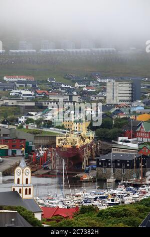 Blick auf den Hafen von Torshavn mit dem Uhrenturm der Kathedrale von Torshavn im Vordergrund.Torshavn.Streyomy.Färöer Inseln Stockfoto