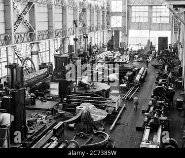 1940ER ERHÖHTE ANSICHT DES BODENS EINER MODERNEN MASCHINENWERKSTATT, DIE IN DER VERTEIDIGUNG ARBEIT AUF DER NAVY YARD ENGAGIERT WIRD PHILADELPHIA PA USA - I3795 HAR001 HARS GEBÄUDE TRANSPORT MITTLEREN ALTERS B & W NORDAMERIKA MITTLEREN ALTERS MANN ZIELE NORDAMERIKANISCHEN WEITWINKEL-HOCHWINKEL-MASCHINEN EIGENSCHAFT STÄRKE SIEG ANSTRENGUNG MÄCHTIGEN FORTSCHRITT WELT KRIEGE INNOVATION WELTKRIEG WELTKRIEG ZWEI WELTKRIEG II VON ENGAGIERTEN BERUFEN IMMOBILIEN BEWEGUNG UNSCHÄRFE KONZEPTIONELLE STRUKTUREN ERHÖHT WELTKRIEG 2 EDIFICE PROPELLOR USN ARSENAL KOOPERATION VERTEIDIGUNG DEMOKRATIE BEARBEITUNG MID-ADULT MID-ADULT MAN PRÄZISIONSSCHRAUBENLÖSUNGEN ZWEISAMKEIT Stockfoto