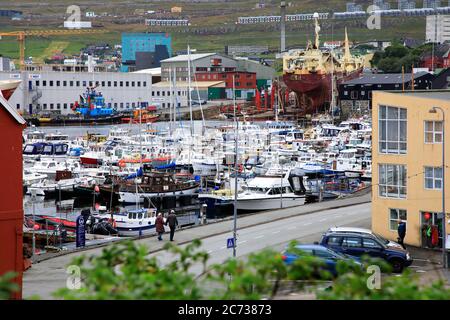 Blick auf den Hafen von Torshavn mit dem Uhrenturm der Kathedrale von Torshavn im Vordergrund.Torshavn.Streyomy.Färöer Inseln Stockfoto