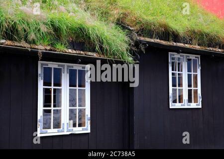 Altes Holzhaus mit Rasendach in der Altstadt von Torshavn (Tinganes).Torshavn.Streymoy.Färöer-Inseln.Territorium von Dänemark Stockfoto