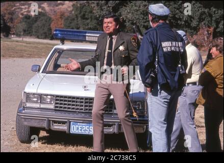 Schauspieler Claude Akins als Sheriff Lobo am Set der Fernsehshow B.J. and the Bear, die von 1979 bis 1981 lief. Stockfoto