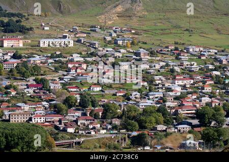 Kazbegi-Gergeti Dorf im Kaukasus, Georgien. Stockfoto