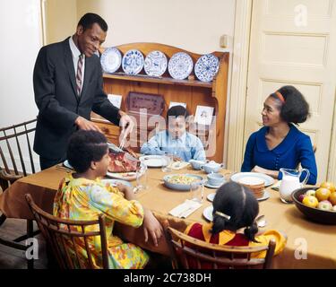 1960S 1970S AFROAMERIKANISCHE FAMILIE AM ESSTISCH MUTTER VATER TOCHTER SOHN INDOOR TOGETHER - KD3108 PHT001 HARS INDOOR THANKSGIVING ETHNISCHE NOSTALGISCHE VIELFALT FARBE BEZIEHUNG MÜTTER ALTE ZEIT NOSTALGIE ALTE MODE JUGENDLICHE SICHERHEIT SÖHNE FAMILIEN FREUDE ELTERNSCHAFT FEIER FRAUEN EHEMÄNNER GROWNUP GESUNDHEIT ZU HAUSE LEBEN KOPIEREN RAUM HALB-LENGTH TÖCHTER PERSONEN ERWACHSENE MÄNNER AMERIKANER VÄTER MANN UND FRAU MÄNNER UND FRAUEN VÄTERLICHE ELTERN UND KIND EHEMÄNNER UND EHEFRAUEN HAUSFRAU ELTERN UND KINDER VATERSCHAFT MÜTTERLICHE MINDERHEIT GLÜCK HAUSFRAUEN NÄHREN FREIZEIT AFRO-AMERIKANER Stockfoto