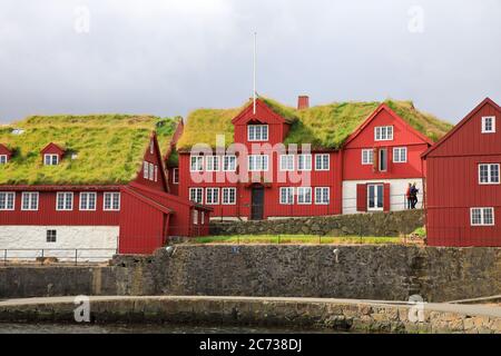 Altes rotes Holzhaus mit Rasendach in der Altstadt von Torshavn (Tinganes).Torshavn.Streymoy.Färöer-Inseln.Territorium von Dänemark Stockfoto