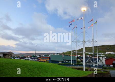 Fahnenmasten mit nordischen Länderflaggen auf dem Boden des Nordischen Hauses.Torshavn.Streymoy.Färöer-Insel.Territorium von Dänemark Stockfoto