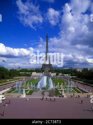Die Fontaines de Chaillot und der Eiffelturm vom Place du Trocadéro aus gesehen. Stockfoto