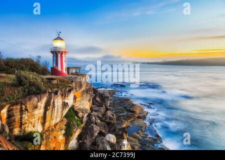 Hornby Leuchtturm bei Sonnenaufgang am Südkopf von Sydney - Rand der Sandsteinklippe mit Blick auf den Pazifik. Stockfoto