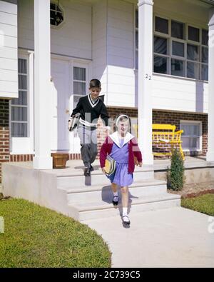 60S BOY AND GIRL ON WAY TO SCHOOL RUNNING DOWN FRONTS TREES OF HOUSE TRAGEND BOOKS - KS2317 HAR001 HAR001 FRAUEN HÄUSER BRÜDER GESUNDHEIT HEIM LEBEN KOPIEREN RAUM FREUNDSCHAFT IN VOLLER LÄNGE INSPIRATION WOHN MÄNNER GEBÄUDE WEISE GESCHWISTER VERTRAUEN SCHWESTERN SCHULEN GRAD GLÜCK HIGH ANGLE AND KNOWLEDGE HOMES PRIMARY SIBLING CONNECTION FRIENDLY FRONTEN RESIDENZ STILVOLLE HAUSTÜR GRAD SCHULE WACHSTUM JUGENDLICHE PRE-TEEN PRE-TEEN JUNGE ZWEISAMKEIT KAUKASISCHE ETHNIZITÄT HAR001 ALTMODISCH Stockfoto