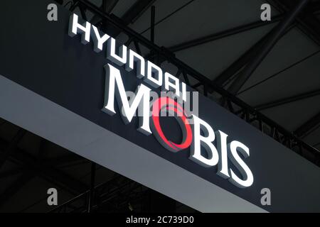 Weißes Markenlogo von Hyundai mobis. Berühmte südkoreanische Autoteile Firma. Lieferant von Automobilkomponenten. Shooting auf der CES ASIA Stockfoto
