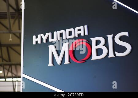Weißes Markenlogo von Hyundai mobis auf tiefblauem Brett. Berühmte südkoreanische Autoteile Firma. Lieferant von Automobilkomponenten. Drehen Sie auf der CES ASIA Stockfoto