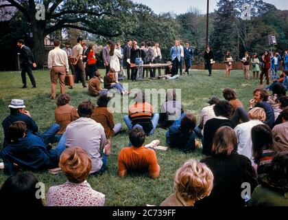 1970ER FRIEDLICHE CAMPUS PROTEST DEMONSTRATION TEACH-IN STUDENTEN AUF RASEN SITZEN SPRECHEN AUF EINER AUSGABE LONG ISLAND NY USA - KS6708 KRU001 HARS JUNGE ERWACHSENE FRIEDEN GLEICHGEWICHT SICHERHEIT TEAMARBEIT WETTBEWERB INFORMATION PROTEST LIFESTYLE CAMPUS FEIER FRAUEN USA KOPIEREN RAUM IN VOLLER LÄNGE DAMEN PERSONEN INSPIRATION VEREINIGTE STAATEN VON AMERIKA CARING MÄNNER RISIKO TEENAGER MÄDCHEN TEENAGER JUNGE NY SPIRITUALITÄT TRAURIGKEIT NORDAMERIKA FREIHEIT ZIELE NORDAMERIKA WEITWINKEL ENTDECKUNG UNIVERSITÄTEN MUT WAHL WISSEN FÜHRUNG KRAFTVOLLEN FORTSCHRITT EIN AUF AUTORITÄT DEMONSTRATION FRIEDLICHE POLITIK Stockfoto