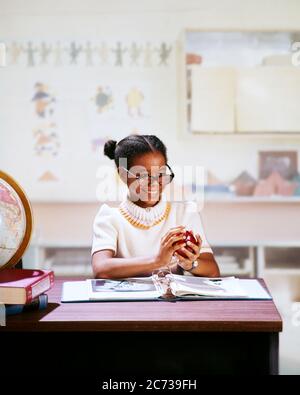 1960S 1970S LÄCHELND AFROAMERIKANISCHE MÄDCHEN STUDENT VORGEBEN LEHRER AM SCHREIBTISCH HALTEN EINEN APFEL TRAGEN BRILLEN ROLLKRAGEN PULLOVER - KS9581 PHT001 HARS ALTE MODE 1 JUGENDLICH ELEMENTARE GESICHTSBEHANDLUNG ERFREUT FREUDE LIFESTYLE FRAUEN ZUHAUSE LEBEN KOPIEREN RAUM HALBE LÄNGE INSPIRATION PFLEGE VERTRAUEN BRILLEN AUSDRÜCKE SCHULEN TRÄUME GRAD GLÜCK FRÖHLICH VORGEBEN AFROAMERIKANISCHEN AFRO-AMERIKANISCHEN WAHL WISSEN FÜHRUNG SCHWARZ ETHNIZITÄT STOLZ EINE BEI GELEGENHEIT BERUFE PRIMÄRE LÄCHELT VORTÄUSCHT KONZEPTIONELLE PHANTASIE FRÖHLICH STILVOLLE GRAD SCHULWACHSTUM JUGENDLICHE PRE-TEEN PRE-TEEN MÄDCHEN ALTMODISCH Stockfoto