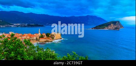 Panoramablick auf die Altstadt von Budva mit der Zitadelle und die Adria in Montenegro auf dem Balkan bei Sonnenuntergang Stockfoto