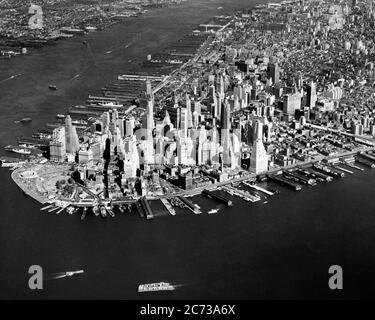 1950ER LUFTAUFNAHME DER INNENSTADT SÜDSPITZE DER MANHATTAN INSEL FINANZVIERTEL HUDSON RIVER LINKS UND EAST RIVER RECHTS NYC NY USA - R3304 KRU001 HARS UND INNOVATION GELEGENHEIT NYC RECHTS SÜDLICHEN IMMOBILIEN NEW YORK STRUKTUREN STÄDTE FLUCHTSPITZE EDIFICE NEW YORK CITY LINKE LUFTAUFNAHME SCHWARZ-WEISSEN BEZIRK ALTMODISCH Stockfoto