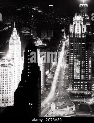 1960ER NACHT SZENE VON WRIGLEY GEBÄUDE UND TRIBUNE TOWER MICHIGAN AVENUE AUS DEM PRUDENTIAL GEBÄUDE CHICAGO IL USA - R6869 HAR001 HARS STÄDTE GEBÄUDE CHICAGO RIVER ILLINOIS BELEUCHTETE PRUDENTIAL TRIBUNE LUFTBILD SCHWARZ UND WEISS HAR001 IL MICHIGAN AVENUE MIDWEST ALTMODISCH WRIGLEY Stockfoto