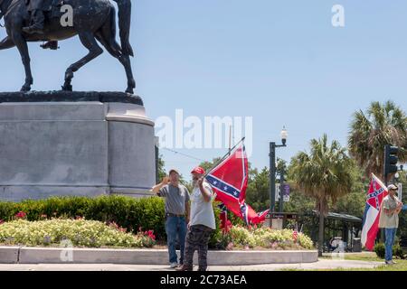 New Orleans, Louisiana/USA-7. Mai 2017: Demonstranten an der Beauregard-Statue protestieren gegen die Entfernung von konföderierten Statuen Stockfoto