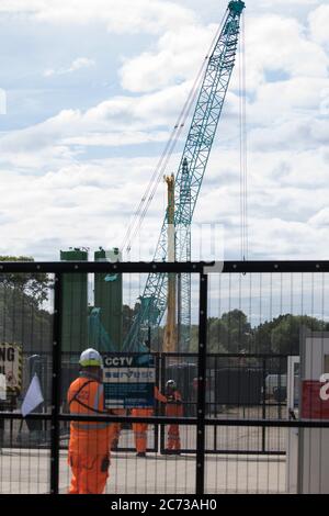 Harefield, Großbritannien. Juli 2020. 13 Ein Bohrgerät, das für den Einsatz in Verbindung mit der Hochgeschwindigkeits-Eisenbahnverbindung HS2 neben der Harvil Road vorbereitet wird. Umweltaktivisten haben das Risiko einer Kontamination des Kalkwasserleiters hervorgehoben, der etwa 22 % des Londoner Trinkwassers liefert, wenn Bohrungen stattfinden. Kredit: Mark Kerrison/Alamy Live Nachrichten Stockfoto