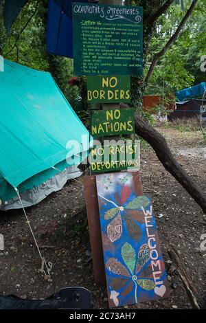 Denham, Großbritannien. Juli 2020. 13 Denham Protection Camp, das von Umweltaktivisten des HS2 Rebellion gegründet wurde, um die Zerstörung von Wäldern für die £106 Mrd. HS2 Hochgeschwindigkeitsstrecke zu verhindern, die während ihrer geplanten 120-jährigen Lebensdauer einen Nettobeitrag zu den CO2-Emissionen leisten wird. Kredit: Mark Kerrison/Alamy Live Nachrichten Stockfoto