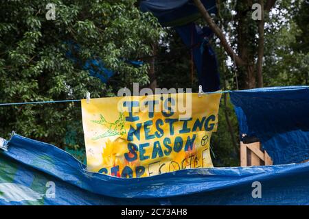 Denham, Großbritannien. Juli 2020. 13 Ein Banner mit der Aufschrift ‘IT’s Nesting Season’ im Denham Protection Camp, Die von Umweltaktivisten des HS2 Rebellion ins Leben gerufen wurde, um den Bau der 106 Mrd. £schweren HS2-Hochgeschwindigkeitsstrecke zu verhindern oder zu verhindern, die während der geplanten 120-jährigen Lebensdauer einen Nettobeitrag zu den CO2-Emissionen leisten wird. Kredit: Mark Kerrison/Alamy Live Nachrichten Stockfoto