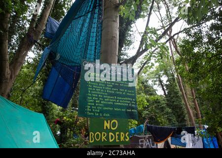 Denham, Großbritannien. Juli 2020. 13 Denham Protection Camp, das von Umweltaktivisten des HS2 Rebellion gegründet wurde, um die Zerstörung von Wäldern für die £106 Mrd. HS2 Hochgeschwindigkeitsstrecke zu verhindern, die während ihrer geplanten 120-jährigen Lebensdauer einen Nettobeitrag zu den CO2-Emissionen leisten wird. Kredit: Mark Kerrison/Alamy Live Nachrichten Stockfoto