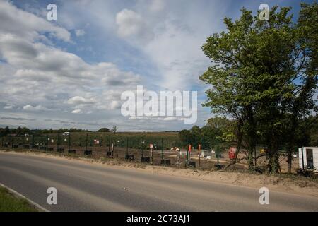 Harefield, Großbritannien. Juli 2020. 13 Bodenabstandsarbeiten im Colne Valley für die HS2-Hochgeschwindigkeitsstrecke. Auf der anderen Straßenseite wurde kürzlich ein großes Gebiet mit Bäumen, darunter eine riesige Eiche, geräumt. Tausende Bäume wurden bereits für das Projekt im Colne Valley gefällt. Kredit: Mark Kerrison/Alamy Live Nachrichten Stockfoto