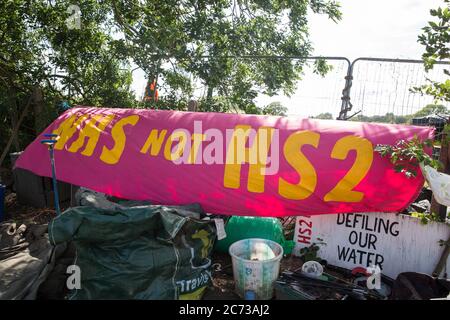 Harefield, Großbritannien. Juli 2020. 13 Ein Schild am Schutzlager Harvil Road weist auf die mögliche Gefahr für Londons Wasserversorgung hin, wenn HS2 in den Kreideaquifer im Colne Valley bohrt. Dies war das erste von Umweltaktivisten eingerichtete Lager, das gegen die Hochgeschwindigkeitsstrecke HS2 kämpfte. Kredit: Mark Kerrison/Alamy Live Nachrichten Stockfoto