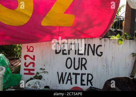 Harefield, Großbritannien. Juli 2020. 13 Ein Schild am Schutzlager Harvil Road weist auf die mögliche Gefahr für Londons Wasserversorgung hin, wenn HS2 in den Kreideaquifer im Colne Valley bohrt. Dies war das erste von Umweltaktivisten eingerichtete Lager, das gegen die Hochgeschwindigkeitsstrecke HS2 kämpfte. Kredit: Mark Kerrison/Alamy Live Nachrichten Stockfoto