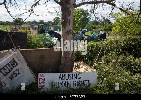 Harefield, Großbritannien. Juli 2020. 13 Schilder am Schutzcamp Harvil Road im Colne Valley. Dies war das erste von Umweltaktivisten eingerichtete Lager, das gegen die Hochgeschwindigkeitsstrecke HS2 kämpfte. Kredit: Mark Kerrison/Alamy Live Nachrichten Stockfoto