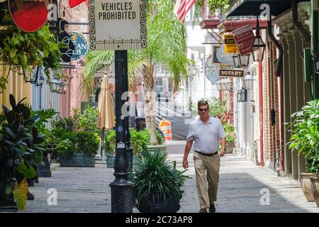 New Orleans, Louisiana/USA - 8. 7. 2020: Austauschplatz im French Quarter mit Mann im Vordergrund Stockfoto