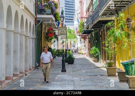 New Orleans, Louisiana/USA - 8. 7. 2020: Mann, der im Exchange Place im French Quarter läuft Stockfoto