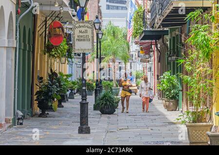 New Orleans, Louisiana/USA - 8. 7. 2020: Austauschplatz im French Quarter mit Frauen Fußgängern Stockfoto