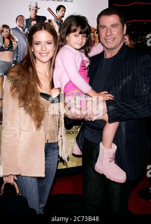 14. Feb 2005; Hollywood, Kalifornien, USA; Schauspieler JOHN TRAVOLTA, Ehefrau KELLY PRESTON & Tochter ELLA bei der "Be Cool"-Weltpremiere am Chinese Theatre. Stockfoto