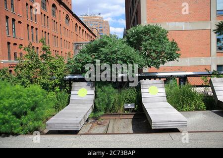 Der High Line Park in Manhattan wird am 16. Juli wieder für die Öffentlichkeit geöffnet. Die Kapazität ist begrenzt, die sozialen Abgrenzung ist geregelt und Besucher müssen Masken tragen. Grüne Kreise auf den Gehwegen helfen Besuchern, sechs Meter voneinander entfernt zu bleiben. Der Park war seit März während der Sperrung durch die Hornonavirus-Pandemie geschlossen. New York City, USA Juli 2020 Stockfoto