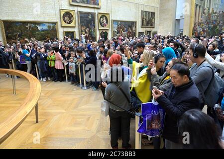 Alle wollen die Mona Lisa im Louvre, Paris FR Stockfoto