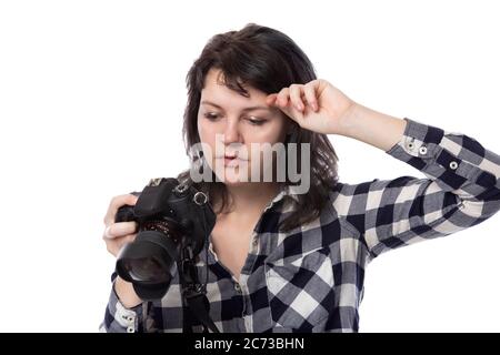 Junge freiberufliche Fotografin oder Kunststudentin oder Fotojournalistin auf weißem Hintergrund mit Kamera. Sie fühlt sich krank oder unwe Stockfoto