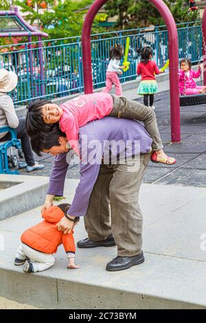 San Francisco Kalifornien, Chinatown, Portsmouth Square Park Nachbarschaft, Gemeinschaftsmesse asiatischer Mann Männer Erwachsene Männer, junge Jungen, Kinder Kinder Kinder Stockfoto