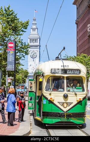 San Francisco California, Market Street, an der Spear Street, 101 The Embarcadero, Fährengebäude, 1898, Uhr, elektrische Straßenbahn, Trolley-Stange, Personenbahn, BU Stockfoto