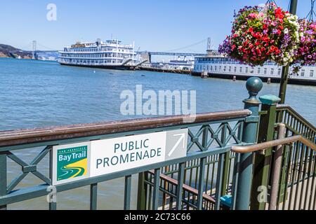 San Francisco California, The Embarcadero, San Francisco Bay, Pier 43 Bay Trail, öffentliche Promenade, Schild, Richtung, Erholungsgebiet am Wasser, Blumentopf, Stockfoto