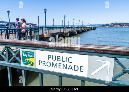 San Francisco California, The Embarcadero, San Francisco Bay, Pier 43 Bay Trail, öffentliche Promenade, Schild, Richtung, Erholungsgebiet am Wasser, Black Woman FEM Stockfoto