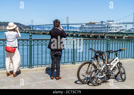 San Francisco California, The Embarcadero, San Francisco Bay Water, Bay Water Trail, öffentliche Promenade, Erholungsgebiet am Wasser, asiatische Asiaten, ethnische Immigr Stockfoto