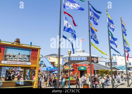 San Francisco California, The Embarcadero, Pier 39, Erholungsgebiet am Wasser, Fisherman's Wharf, Eingang, belebte plaza, Flagge, Shopping Shopper Shopper Shops Stockfoto