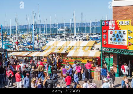 San Francisco California, The Embarcadero, Pier 39, Unterhaltung, Fisherman's Wharf, Wasser, Shopping Shopper Shopper shoppen Geschäfte Marktmärkte Marktplatz Stockfoto