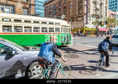 San Francisco California, Market Street, an der 7th Street, Straßenszene, elektrische Straßenbahn, Trolley, Personenbahn, Nahverkehr, Biker, Fahrradfahrräder Stockfoto