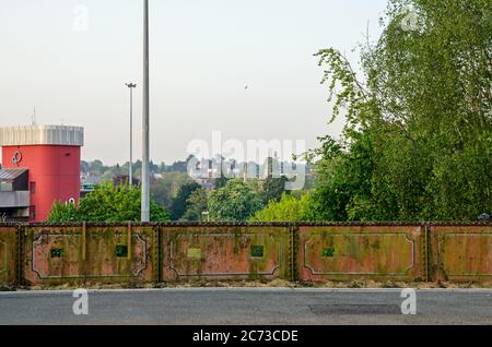 Schlupflöcher schneiden in die Brücke am Basingstoke Bahnhof, Hampshire. Die Löcher waren für die Waffenpositionen als Teil der Southen GHQ Stop Line Runnin Stockfoto