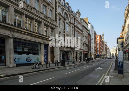 London, Großbritannien - 24. April 2020: Geschäfte und Cafés an einem späten Frühlingstag in der Little Portland Street im Stadtteil Fitzrovia im Zentrum von London. Stockfoto