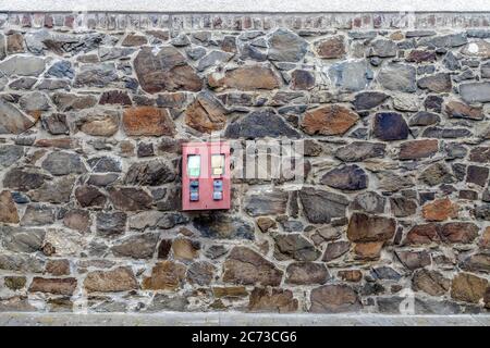 Kaugummi Maschine hängt an einer Ziegelwand Fassade Stockfoto